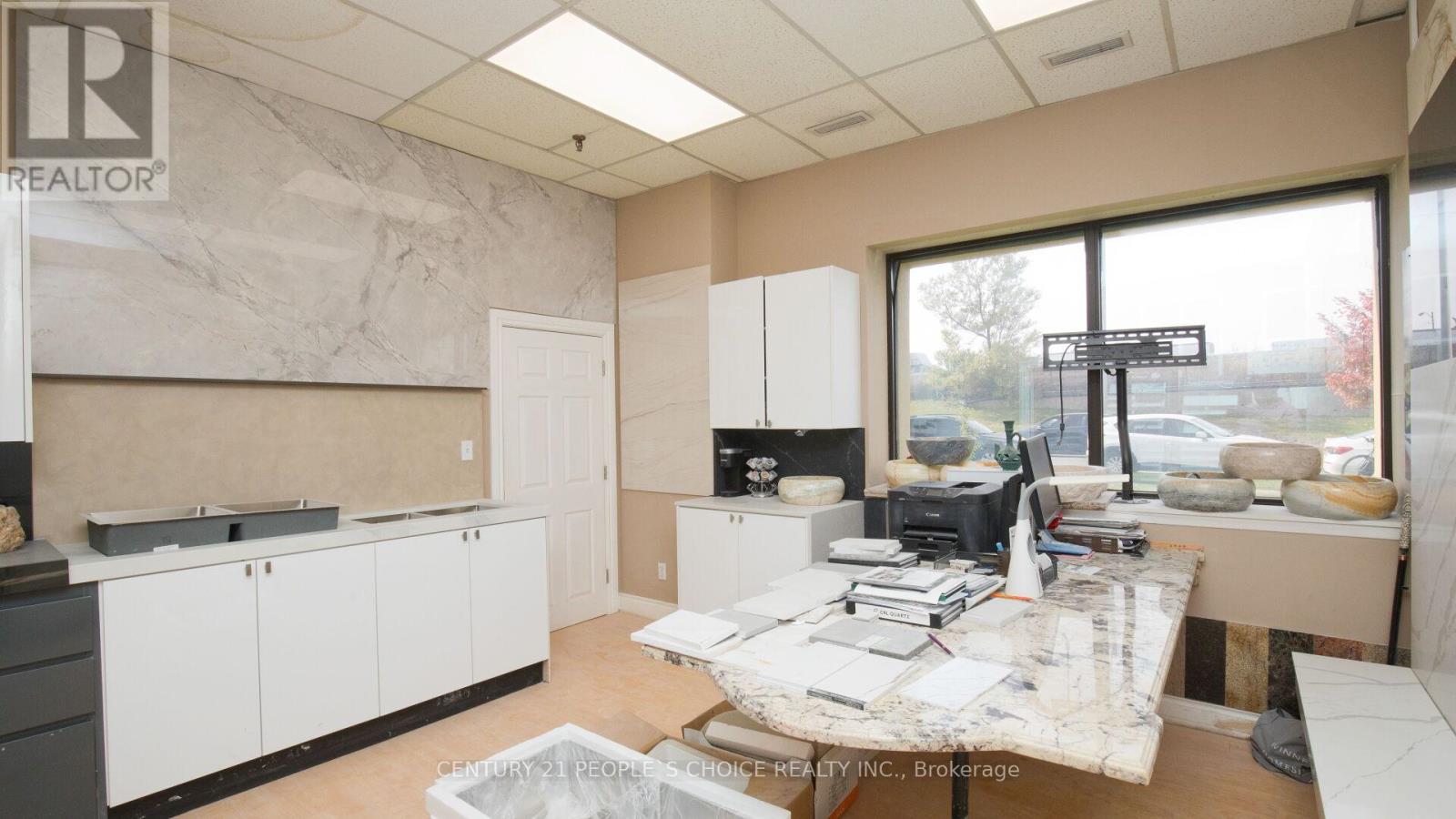 01 - 63 Torbarrie Road, Toronto, Ontario  M3L 1G5 - Photo 5 - W12765856