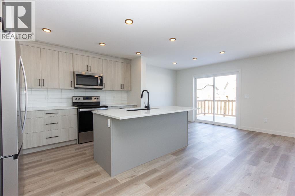 260 Augustus Way, Penhold, Alberta  T0M 1R0 - Photo 4 - A2272164