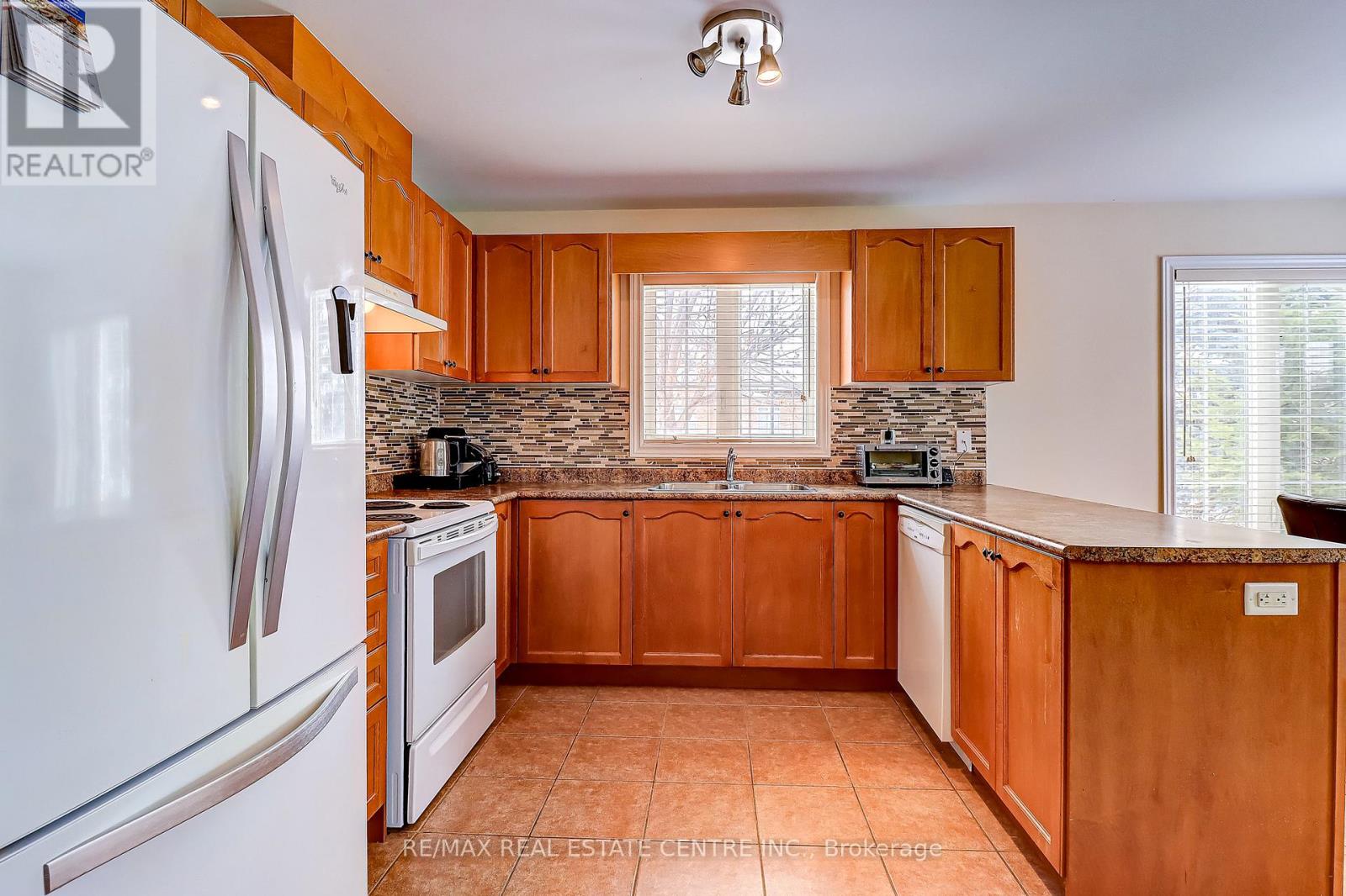 2 Alisma Trail, Brampton, Ontario  L6R 0Y8 - Photo 4 - W12758490