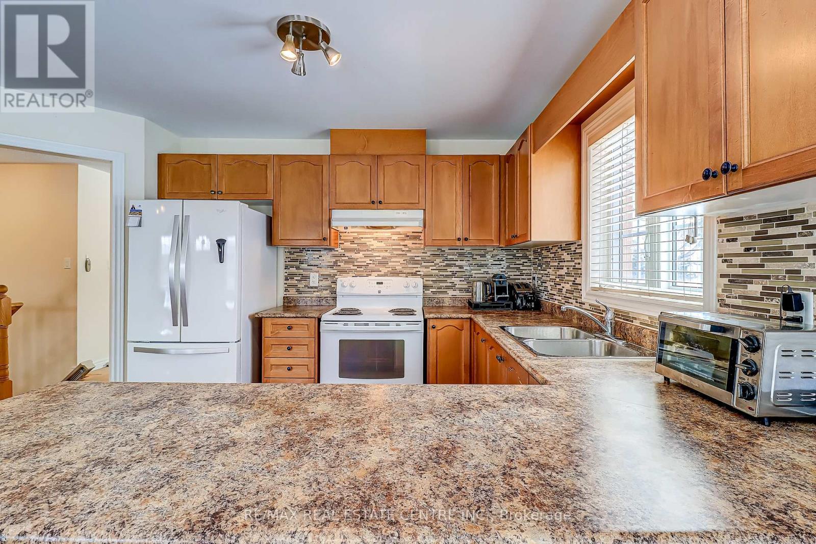 2 Alisma Trail, Brampton, Ontario  L6R 0Y8 - Photo 5 - W12758490