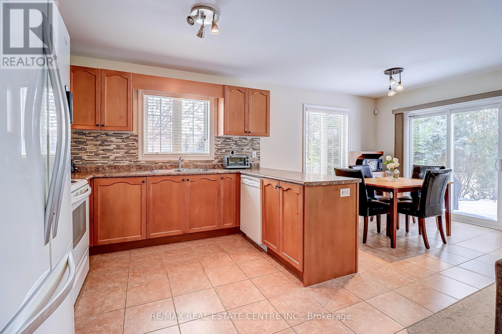 2 Alisma Trail, Brampton, Ontario  L6R 0Y8 - Photo 6 - W12758490