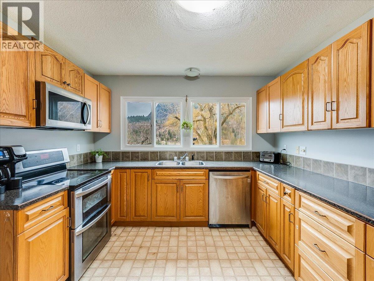 3866 Carnation Drive, Trail, British Columbia  V1R 4W9 - Photo 26 - 10375163