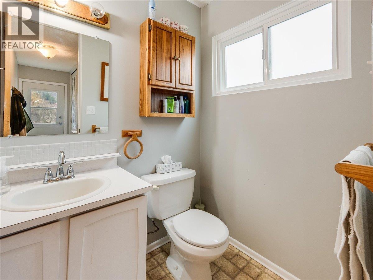 3866 Carnation Drive, Trail, British Columbia  V1R 4W9 - Photo 32 - 10375163