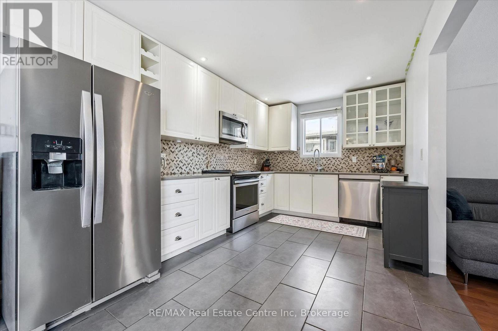 14 Pipers Green Court, Kitchener, Ontario  N2E 3C6 - Photo 4 - X12766158