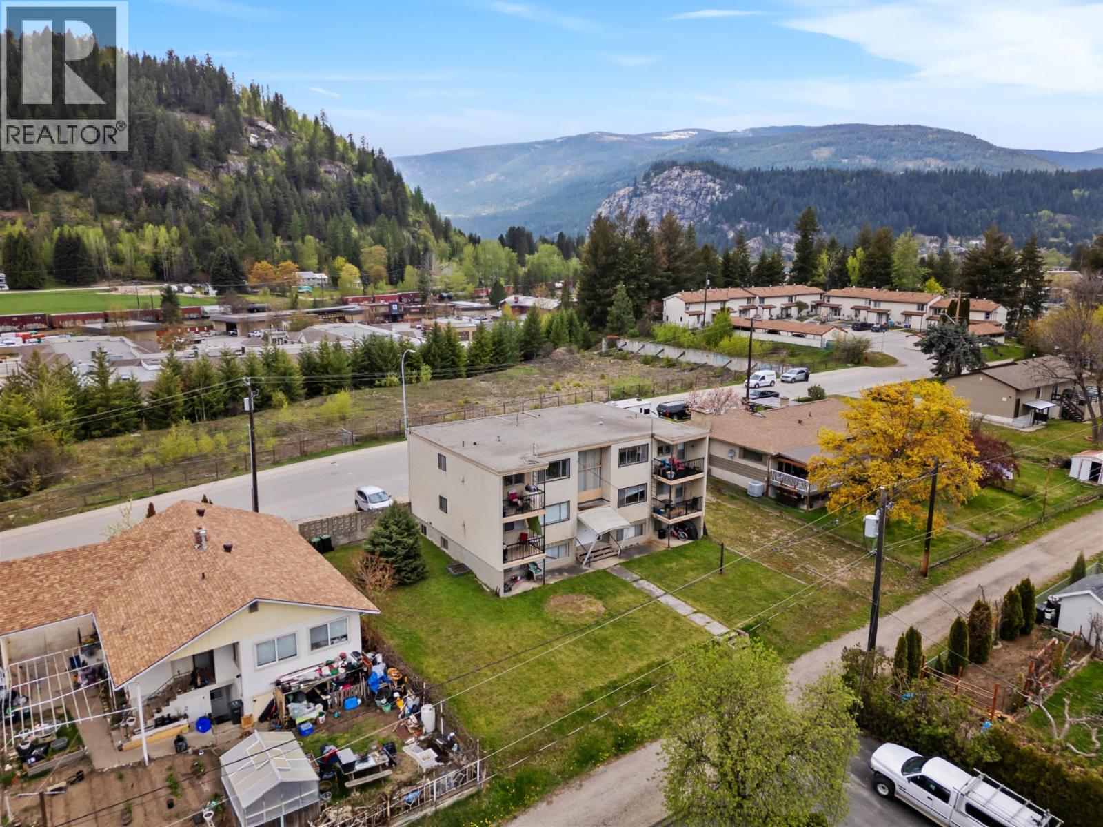 525 11th Avenue, Castlegar, British Columbia  V1N 1J6 - Photo 7 - 10375048