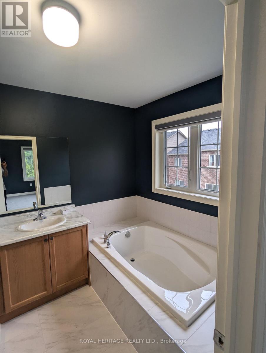 676 Fleetwood Drive, Oshawa, Ontario  L1K 1A4 - Photo 12 - E12766164