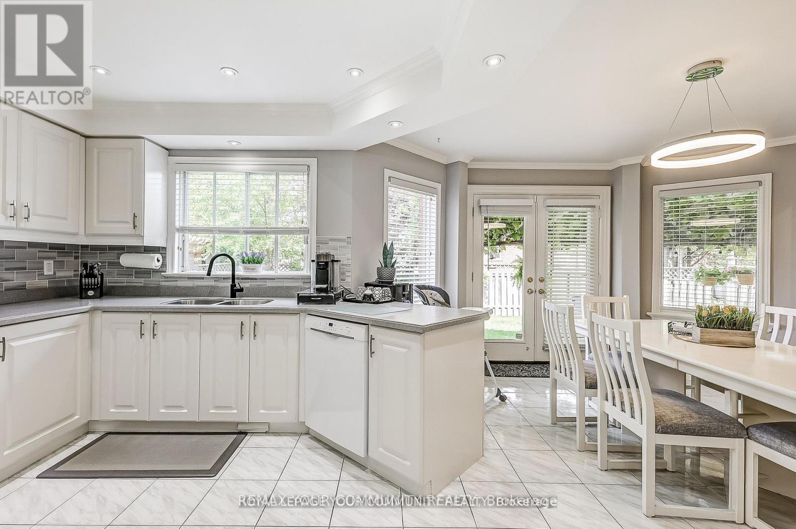 1045 Sherwood Mills Boulevard, Mississauga, Ontario  L5V 1R3 - Photo 11 - W12765986