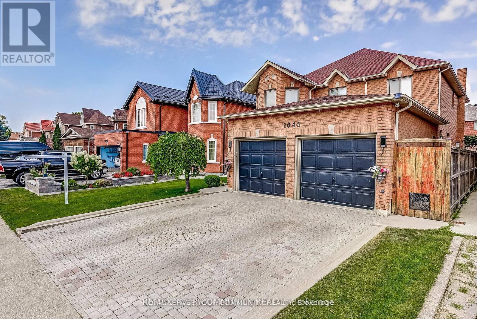 1045 Sherwood Mills Boulevard, Mississauga, Ontario  L5V 1R3 - Photo 2 - W12765986