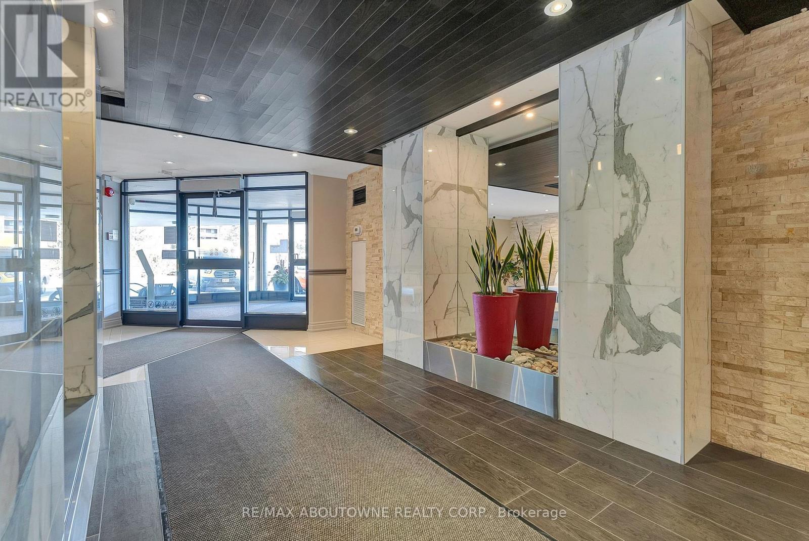 216 - 1485 Lakeshore Road E, Mississauga, Ontario  L5E 3G2 - Photo 5 - W12766058