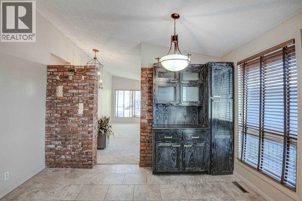 3420 Lane Crescent Sw, Calgary, Alberta  T3E 5X2 - Photo 7 - A2271923