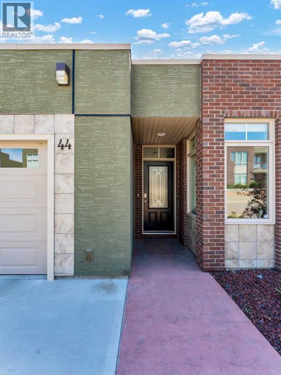 44 Palisades Mews Ne, Medicine Hat, Alberta  T1C 2B5 - Photo 3 - A2250131