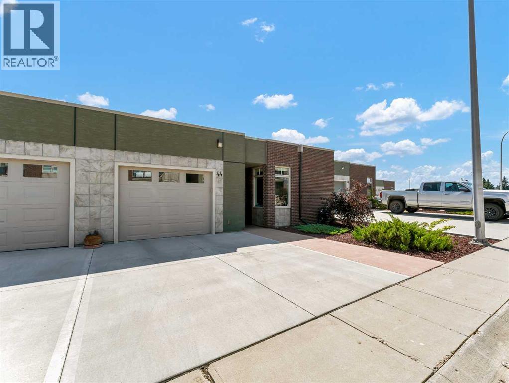 44 Palisades Mews Ne, Medicine Hat, Alberta  T1C 2B5 - Photo 2 - A2250131