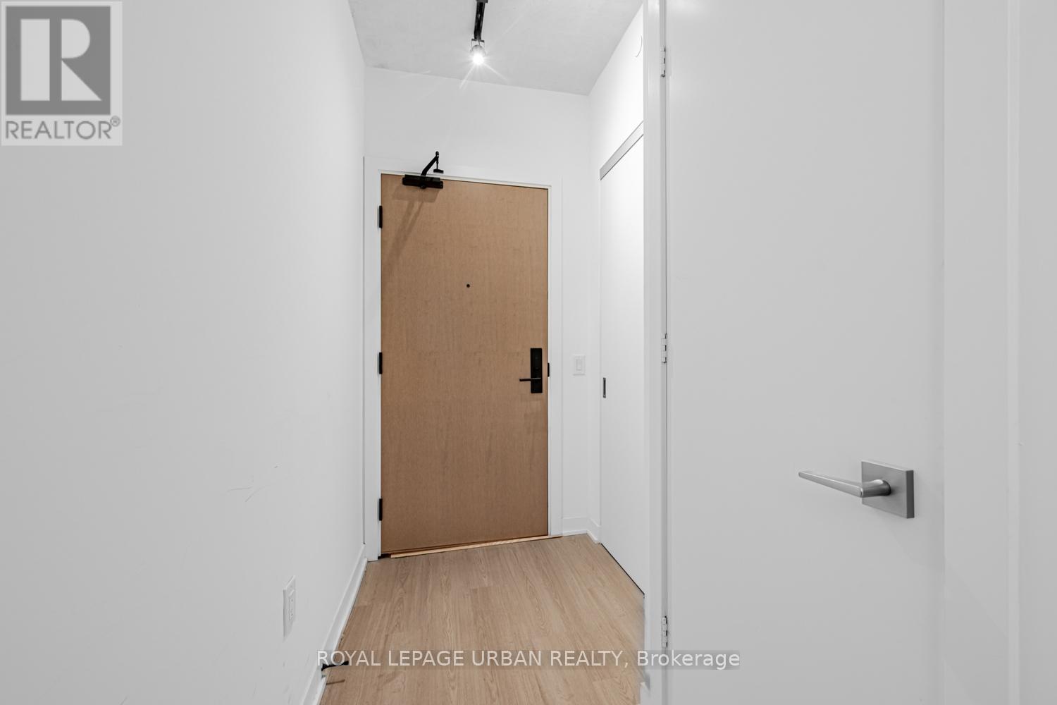 521 - 195 Mccaul Street, Toronto, Ontario  M5T 0E5 - Photo 3 - C12766304