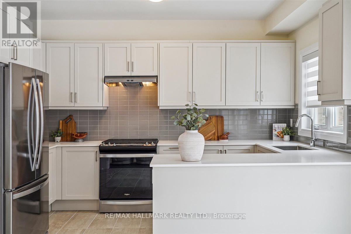 21 La Reine Avenue, Richmond Hill, Ontario  L4E 1N3 - Photo 17 - N12766266