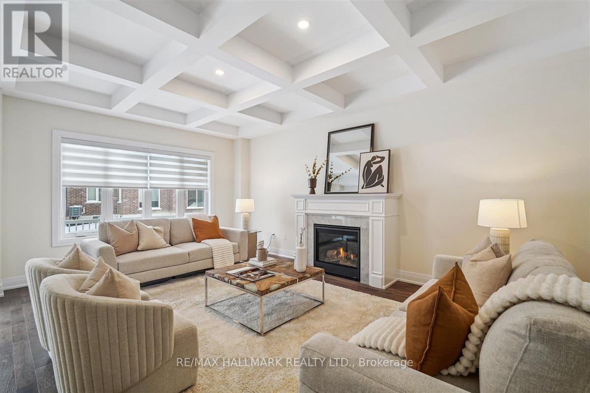 21 La Reine Avenue, Richmond Hill, Ontario  L4E 1N3 - Photo 5 - N12766266