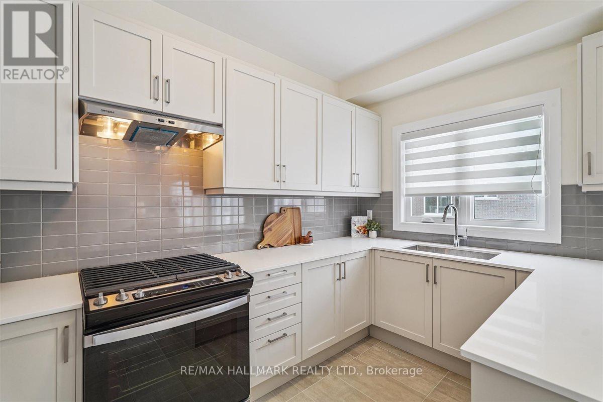 21 La Reine Avenue, Richmond Hill, Ontario  L4E 1N3 - Photo 8 - N12766266
