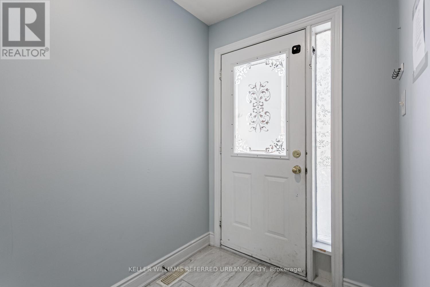 39 Summerdale Crescent, Brampton, Ontario  L6X 4V9 - Photo 5 - W12766264