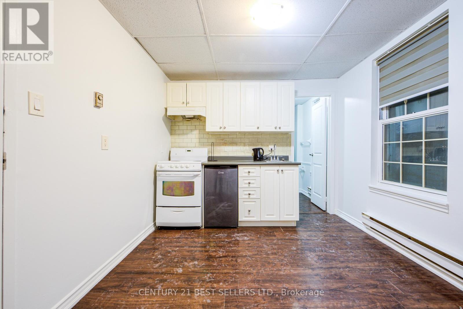 3 - 150 Lakeshore Road E, Oakville, Ontario  L6J 1H3 - Photo 2 - W12766318