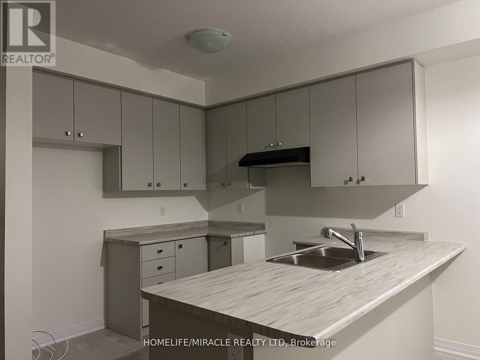 122 Varsity Drive, Welland, Ontario  L3B 0N3 - Photo 3 - X12766278