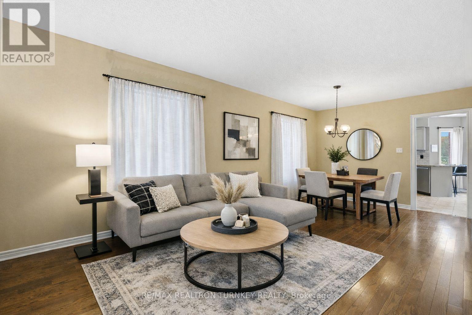 228 Sawmill Valley Drive, Newmarket, Ontario  L3X 2W1 - Photo 4 - N12692550