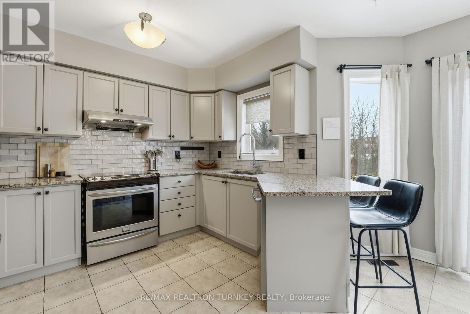 228 Sawmill Valley Drive, Newmarket, Ontario  L3X 2W1 - Photo 6 - N12692550