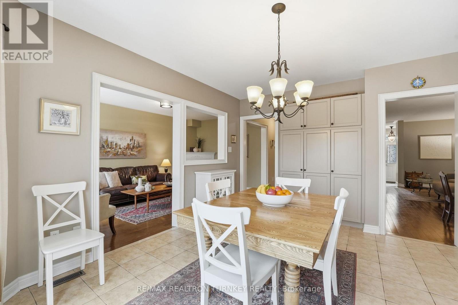 228 Sawmill Valley Drive, Newmarket, Ontario  L3X 2W1 - Photo 10 - N12692550