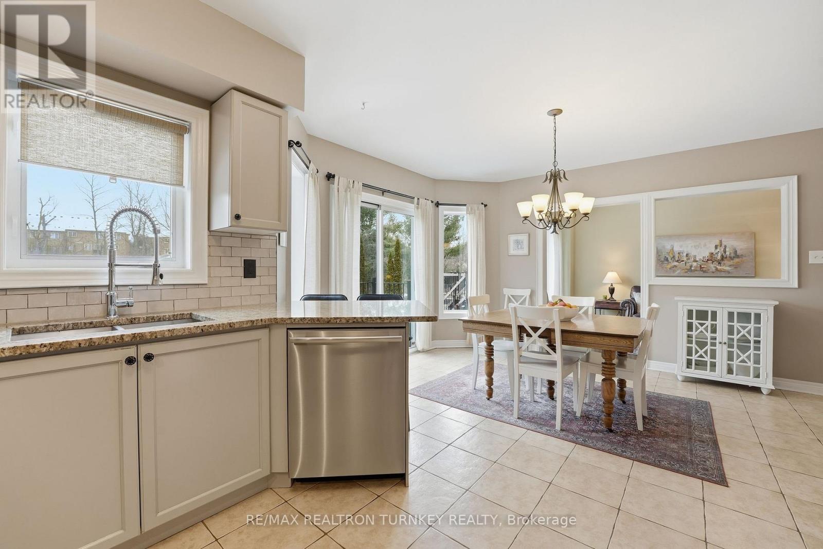 228 Sawmill Valley Drive, Newmarket, Ontario  L3X 2W1 - Photo 8 - N12692550