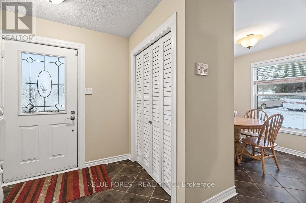 805 Deveron Crescent, London South (South J), Ontario  N5Z 5B4 - Photo 4 - X12766364