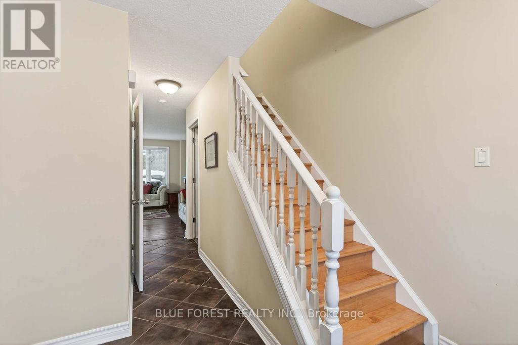 805 Deveron Crescent, London South (South J), Ontario  N5Z 5B4 - Photo 5 - X12766364