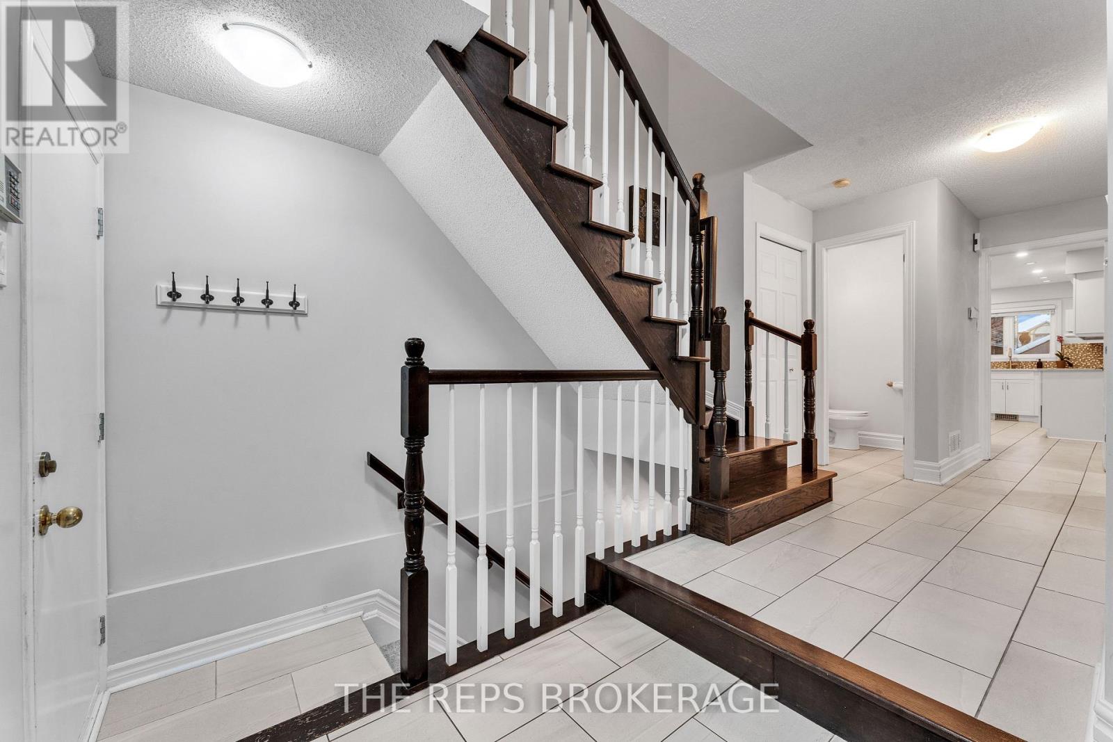 64 Hunterswood Crescent, Ottawa, Ontario  K1G 5V9 - Photo 6 - X12766466