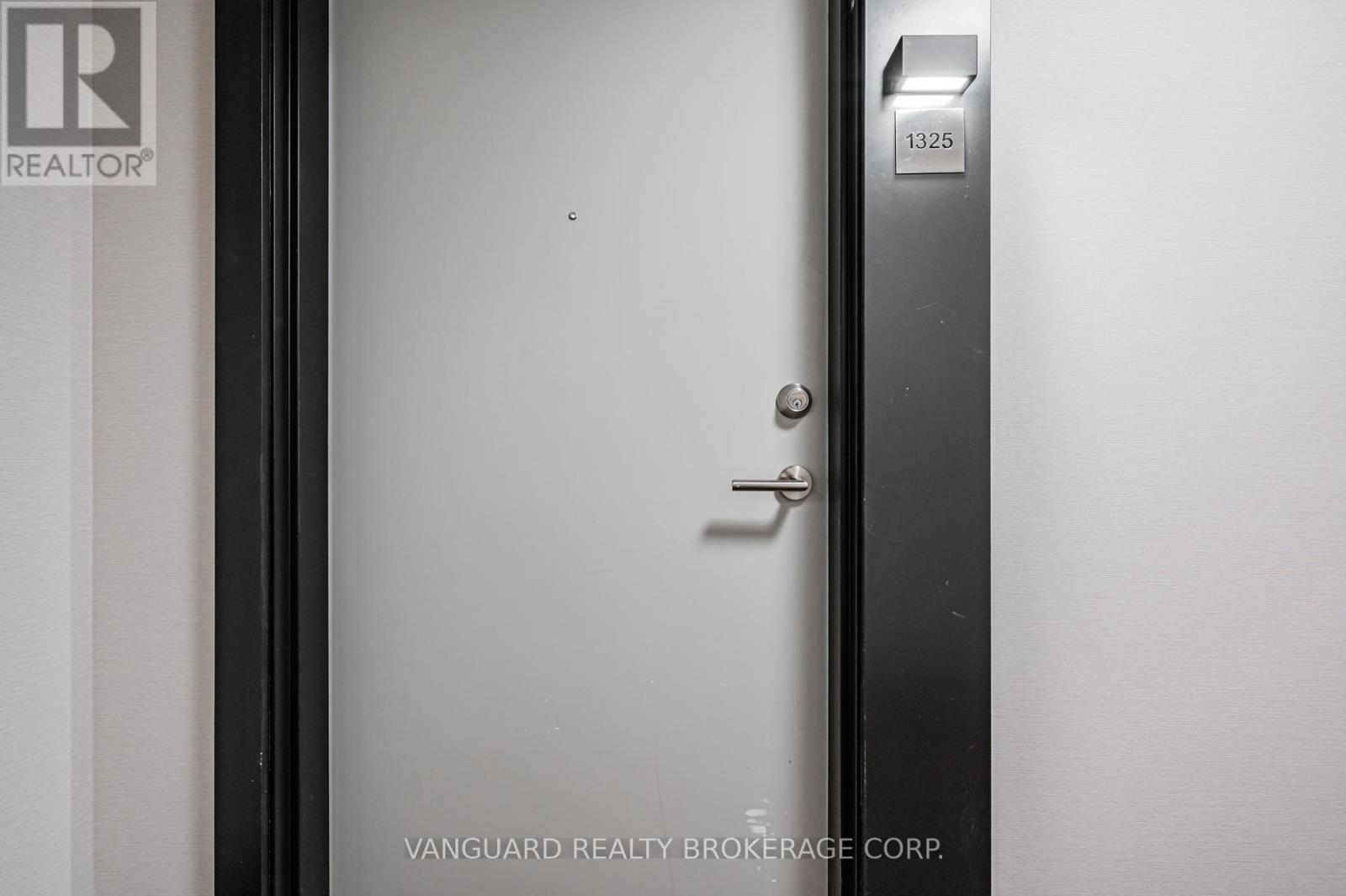 1325 - 2 David Eyer Drive, Richmond Hill, Ontario  L4S 0N6 - Photo 2 - N12766430