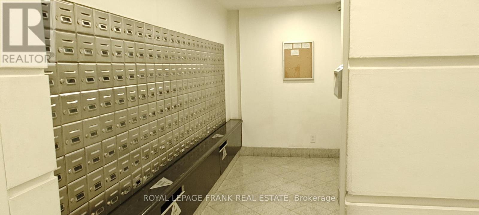 1702 - 717 Bay Street, Toronto, Ontario  M5G 2J9 - Photo 14 - C12765404