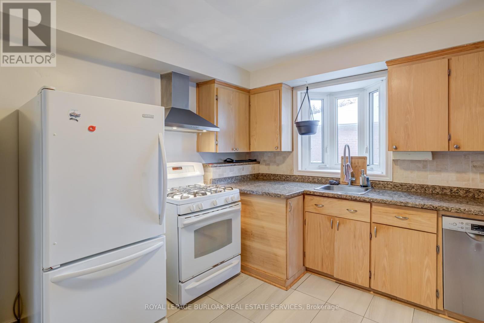 2322 Redfern Road, Burlington, Ontario  L7R 1X3 - Photo 14 - W12766376