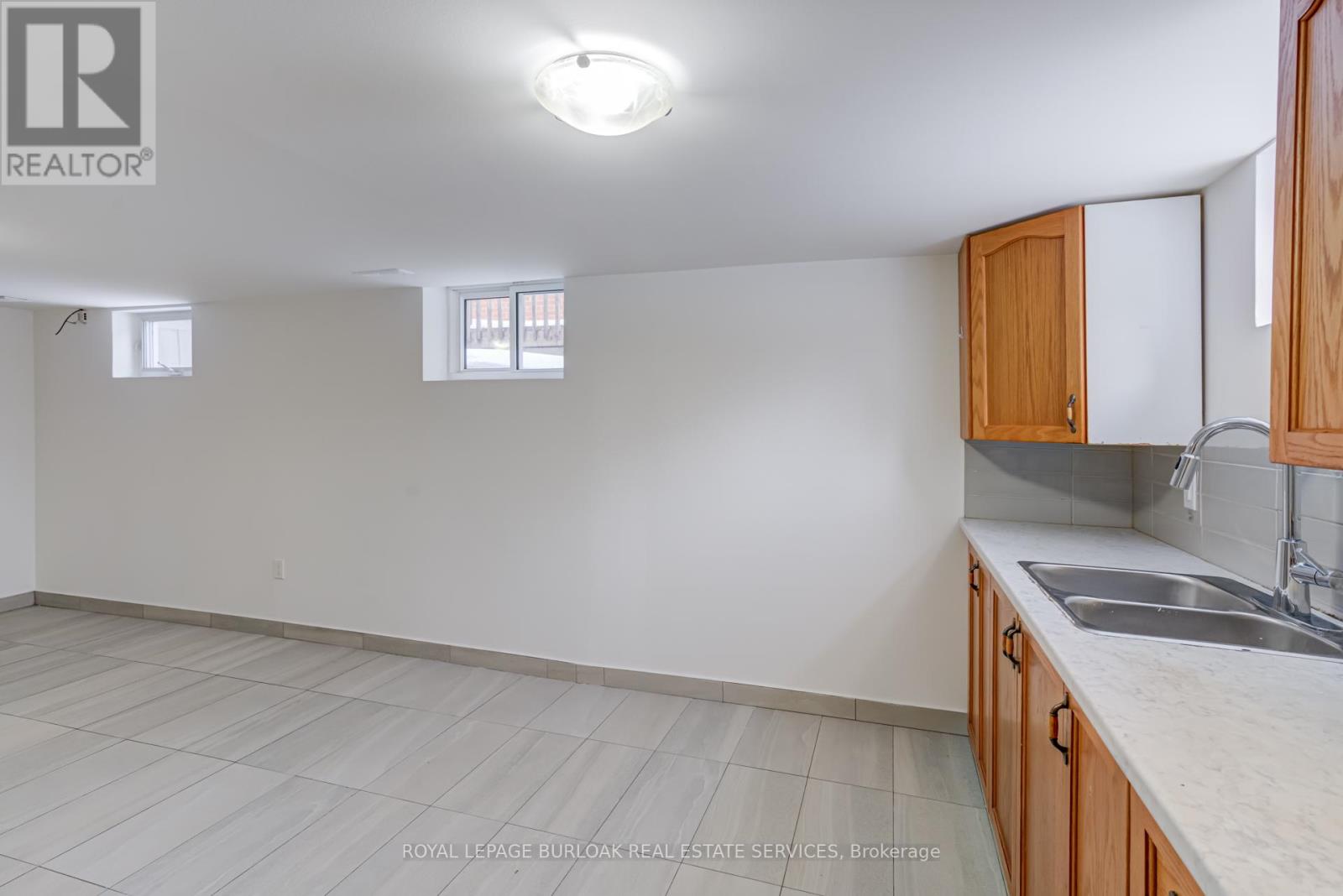 2322 Redfern Road, Burlington, Ontario  L7R 1X3 - Photo 36 - W12766376