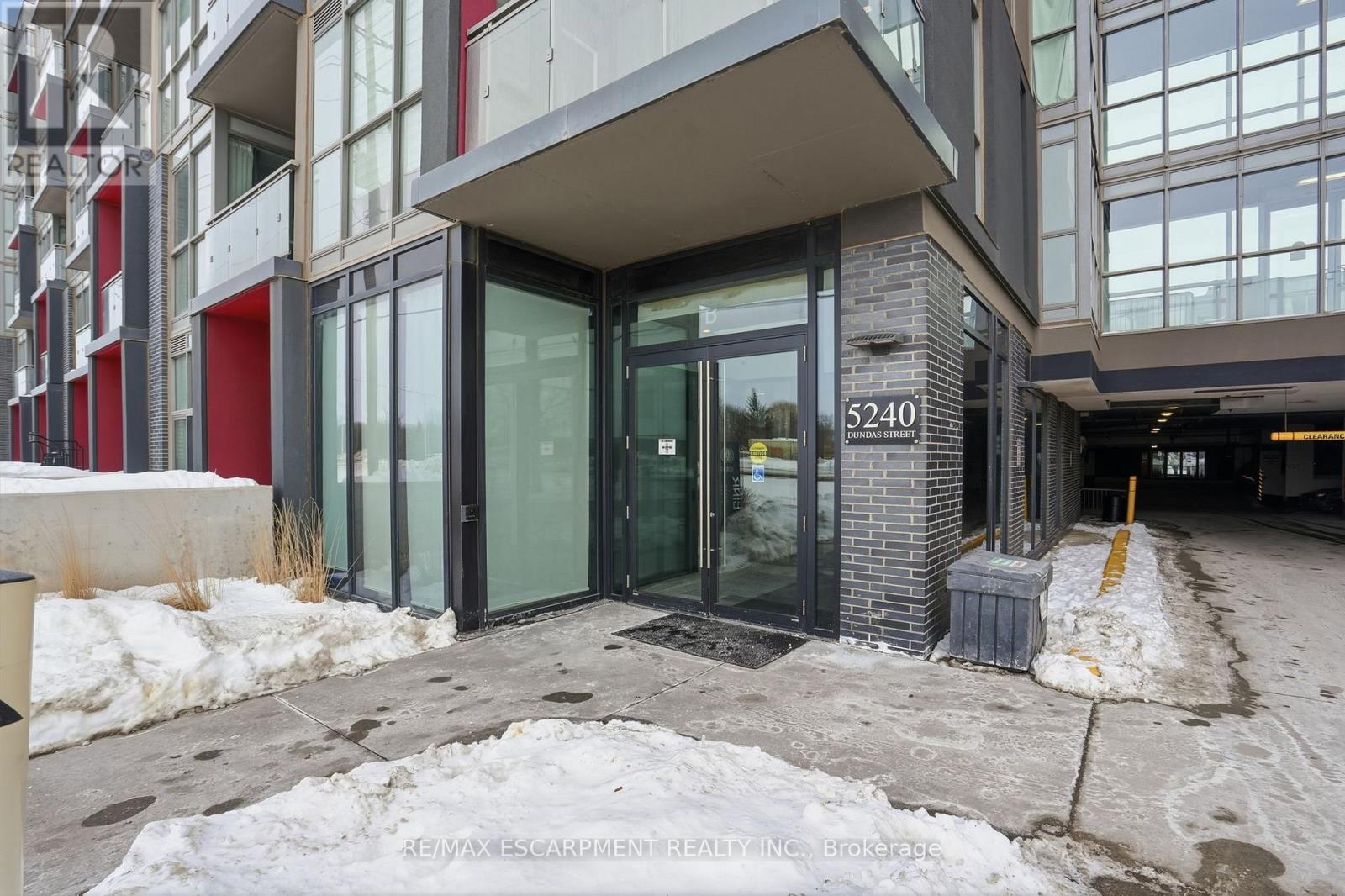 B304 - 5240 Dundas Street, Burlington, Ontario  L7L 0J6 - Photo 2 - W12766438