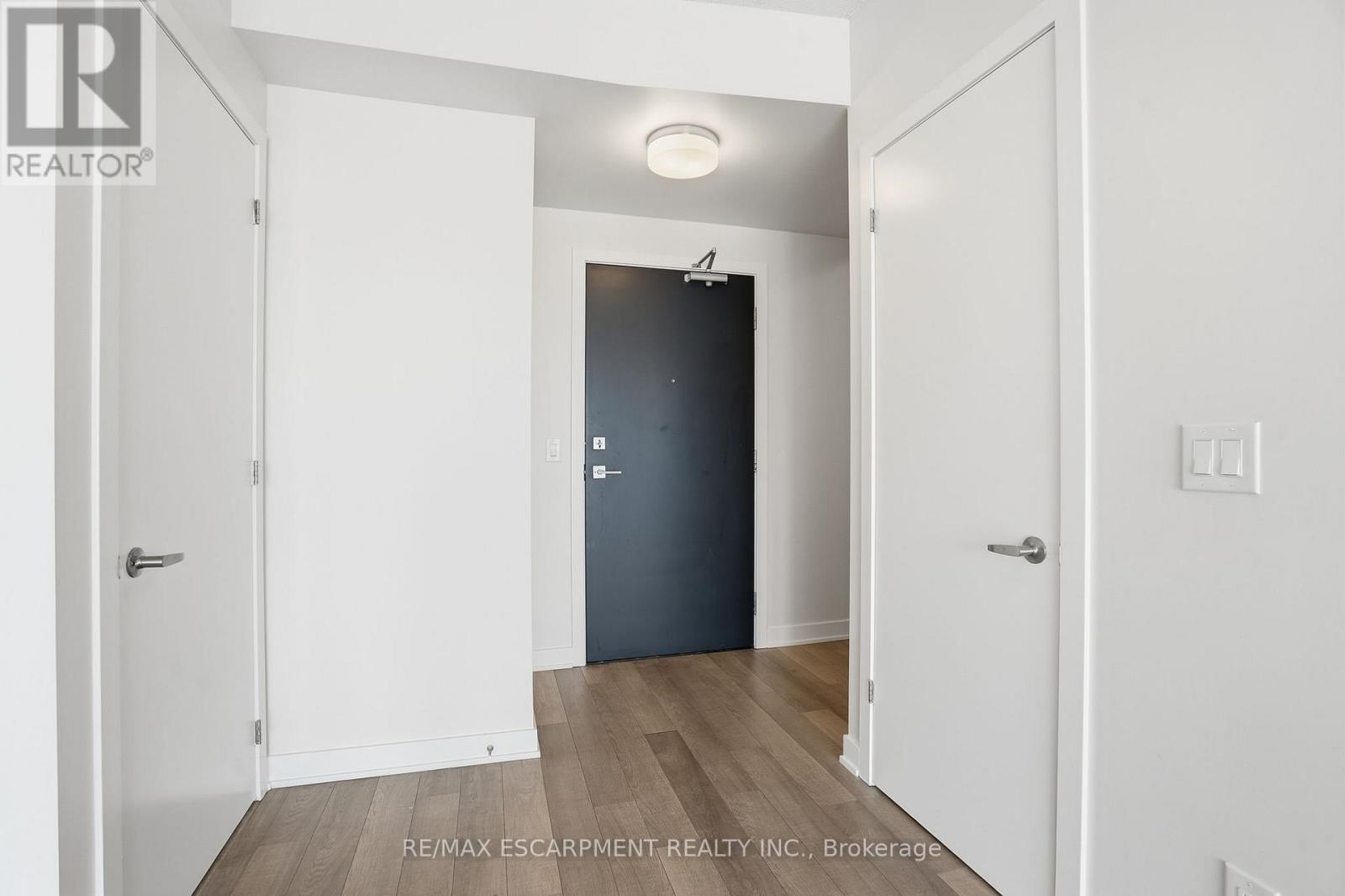 B304 - 5240 Dundas Street, Burlington, Ontario  L7L 0J6 - Photo 4 - W12766438