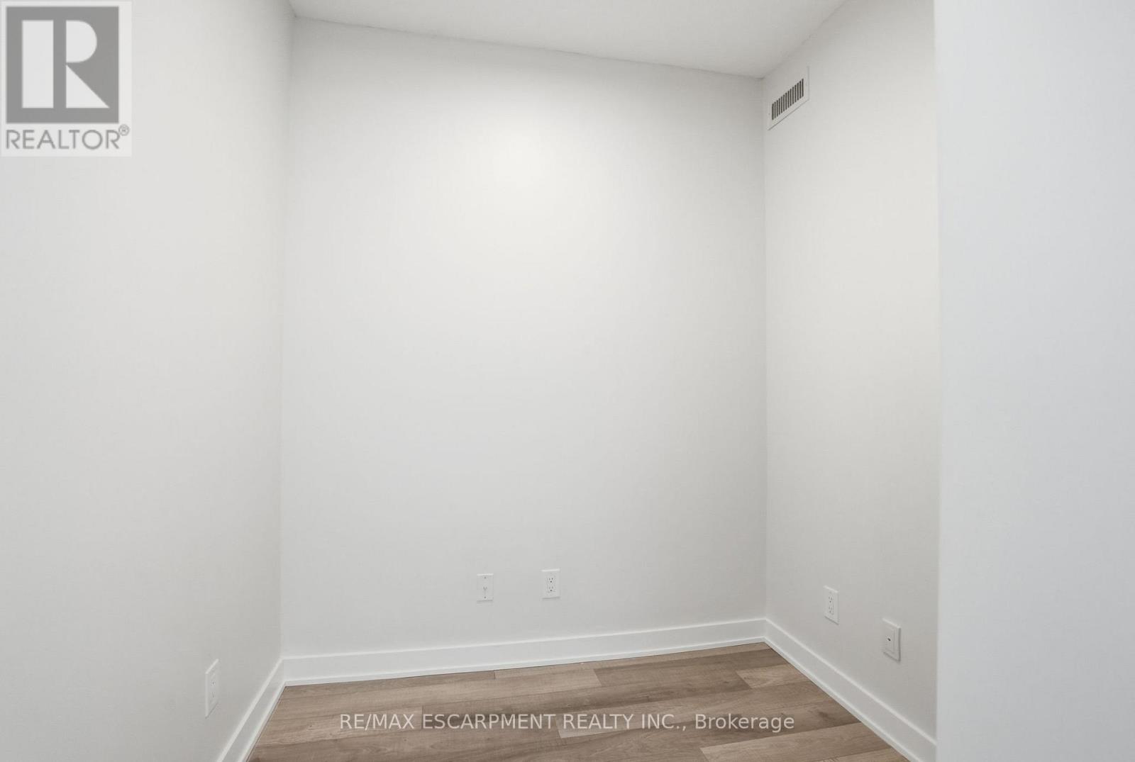 B304 - 5240 Dundas Street, Burlington, Ontario  L7L 0J6 - Photo 5 - W12766438