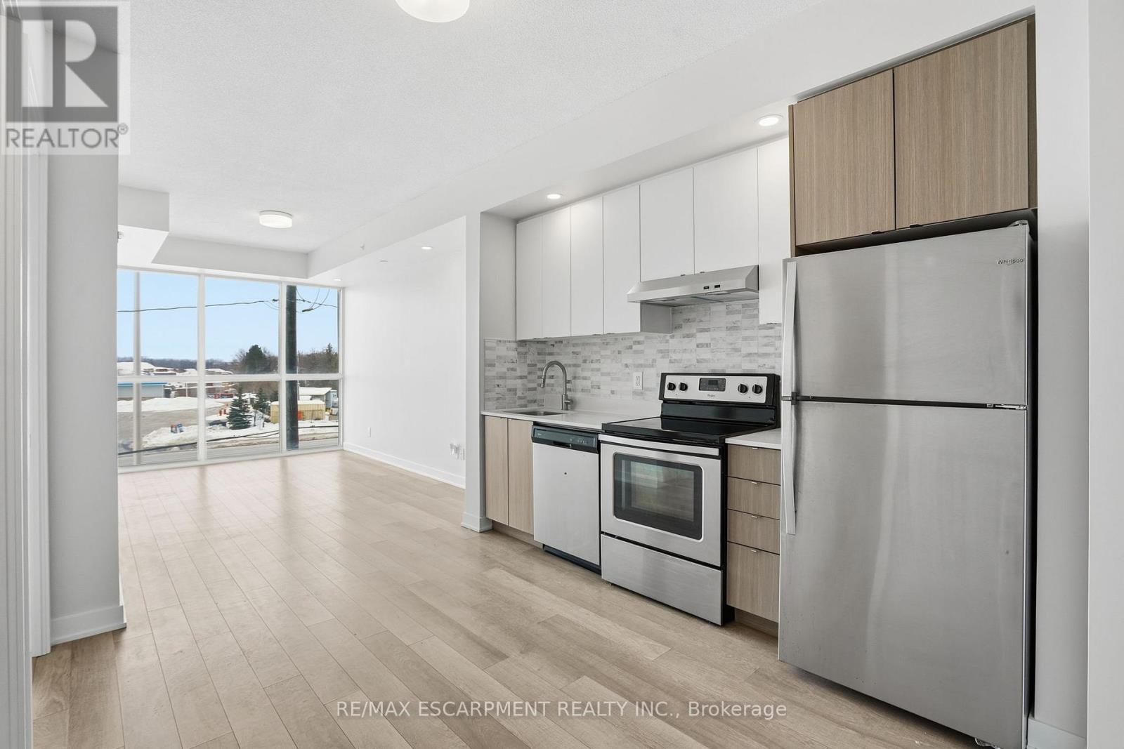 B304 - 5240 Dundas Street, Burlington, Ontario  L7L 0J6 - Photo 6 - W12766438