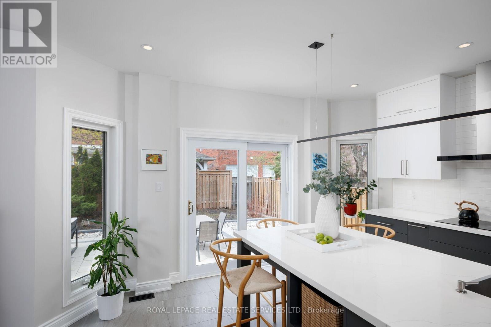 1061 Summit Ridge Drive, Oakville, Ontario  L6M 3K9 - Photo 16 - W12766442