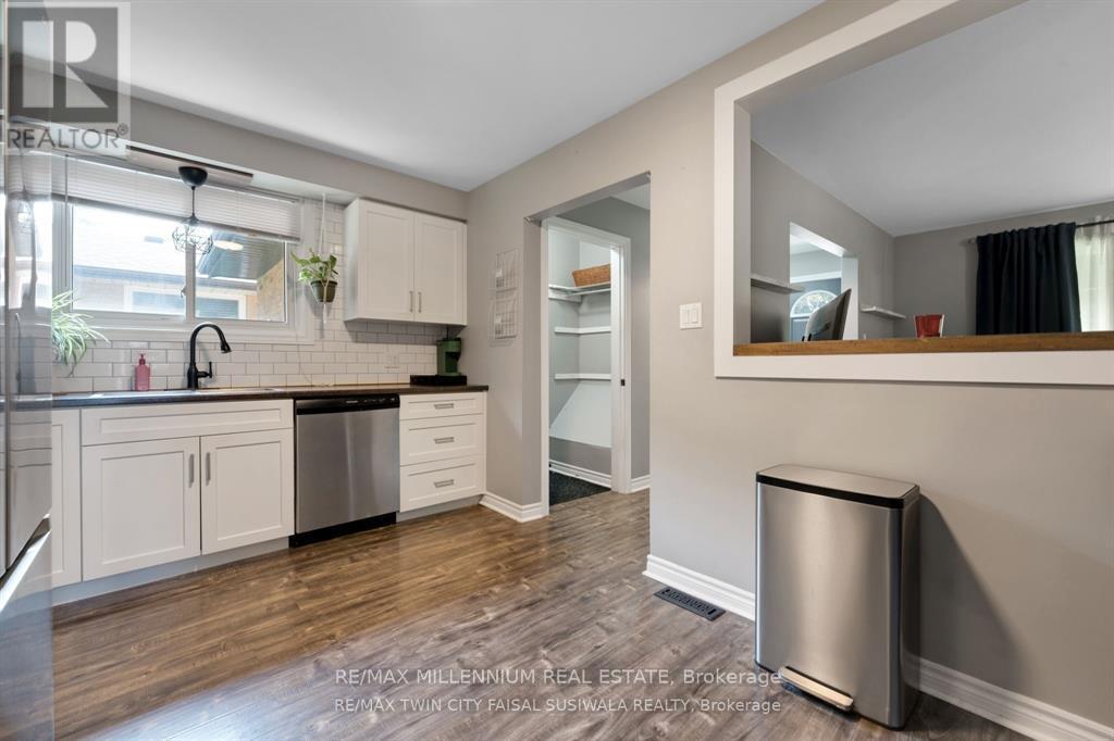 Upper - 158 Coach Hill Drive, Kitchener, Ontario  N2E 1P4 - Photo 9 - X12766434