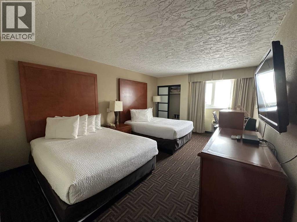 954 7 Street, Medicine Hat, Alberta  T1A 7R7 - Photo 1 - A2283807