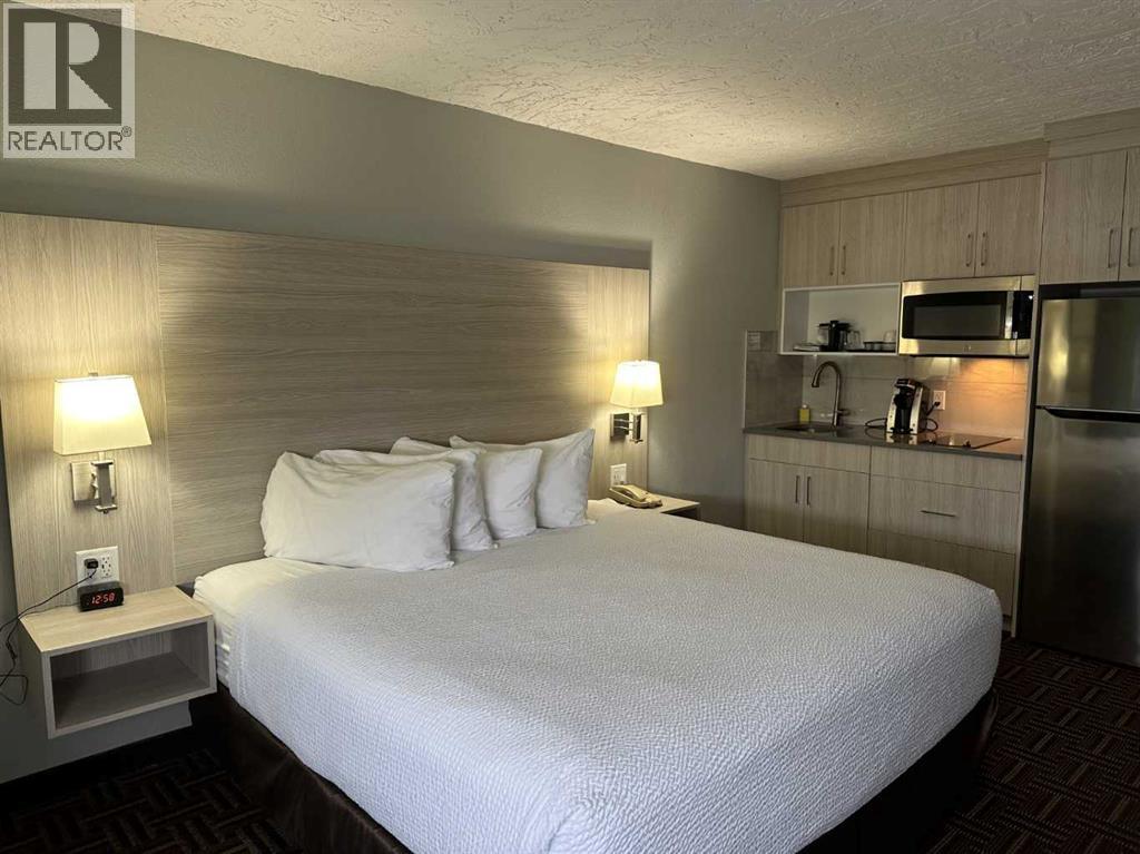 954 7 Street, Medicine Hat, Alberta  T1A 7R7 - Photo 5 - A2283807