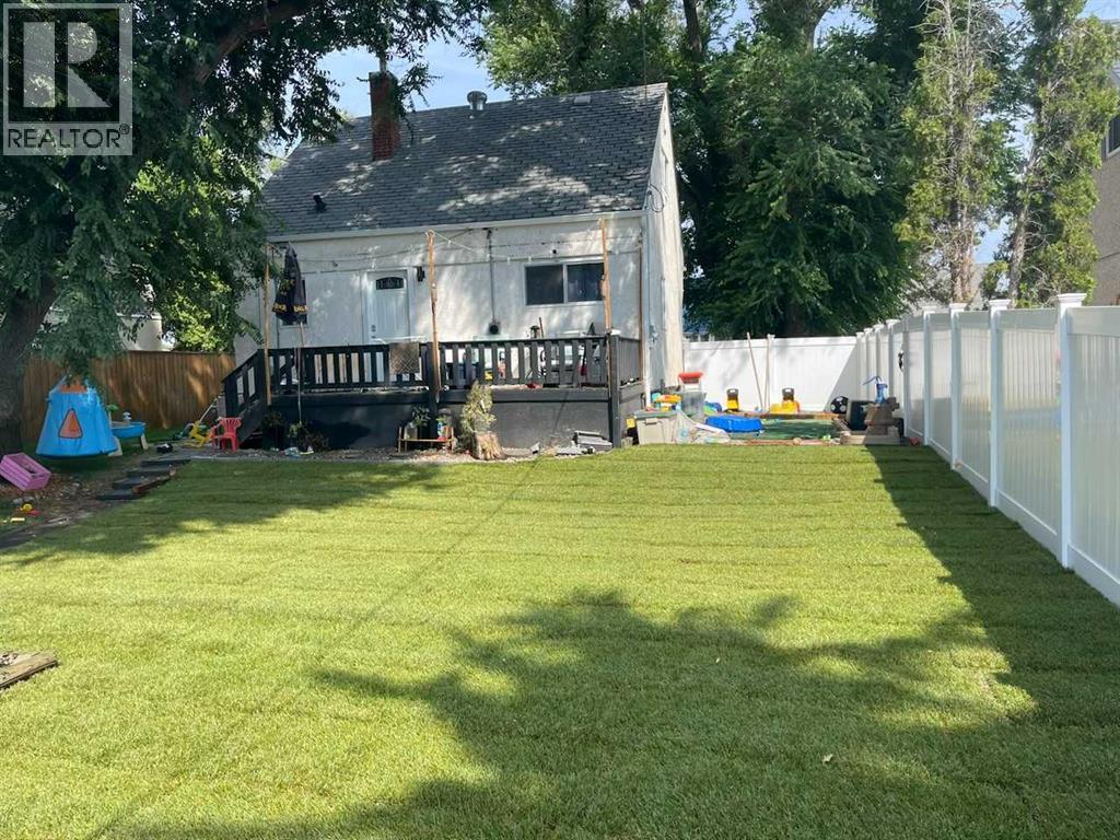 27 11 Street Sw, Medicine Hat, Alberta  T1A 4R9 - Photo 34 - A2282176