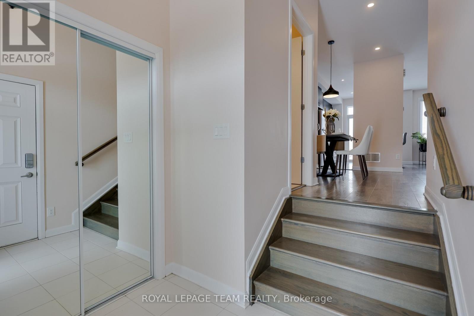 1021 Speedvale Court, Ottawa, Ontario  K2T 0P4 - Photo 5 - X12766494