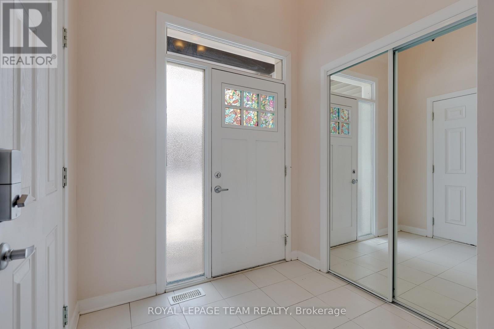 1021 Speedvale Court, Ottawa, Ontario  K2T 0P4 - Photo 6 - X12766494