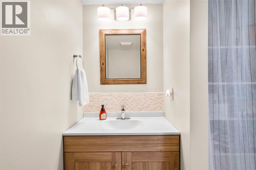 10 Carolina Drive W, Cochrane, Alberta  T4C 1C2 - Photo 33 - A2284084