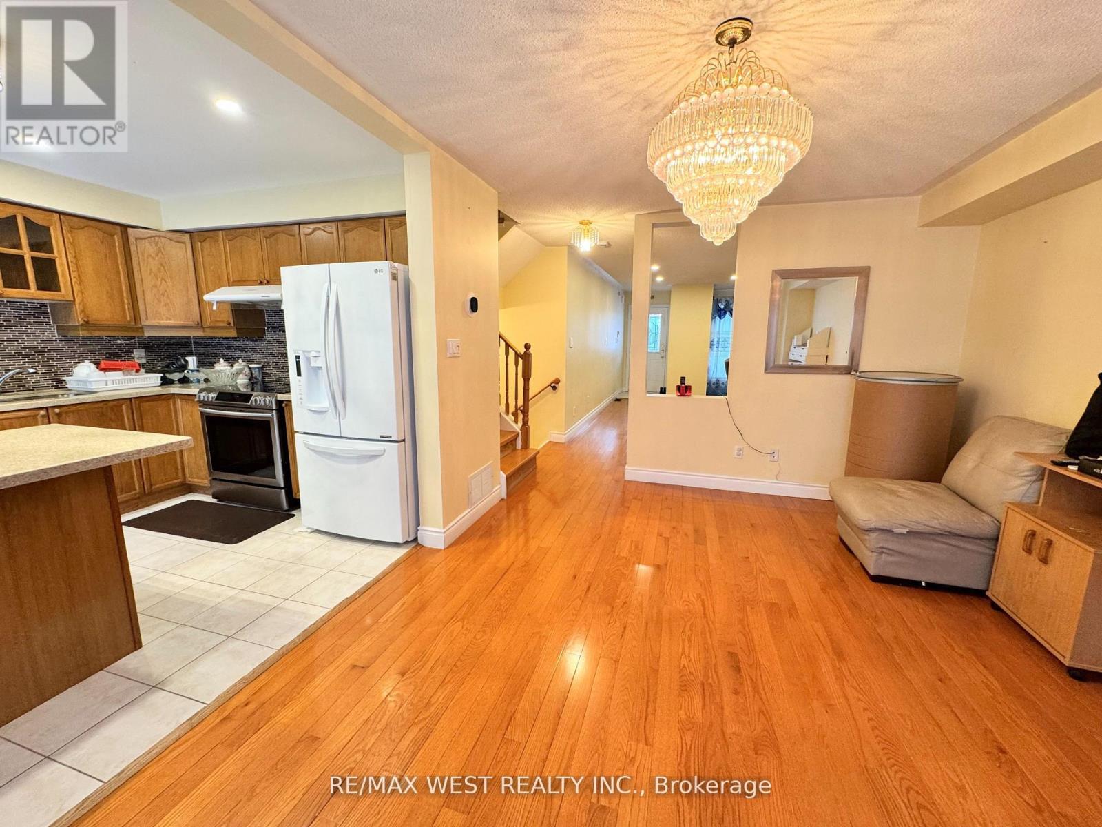 98 Four Seasons Circle, Brampton, Ontario  L7A 2A8 - Photo 12 - W12766584