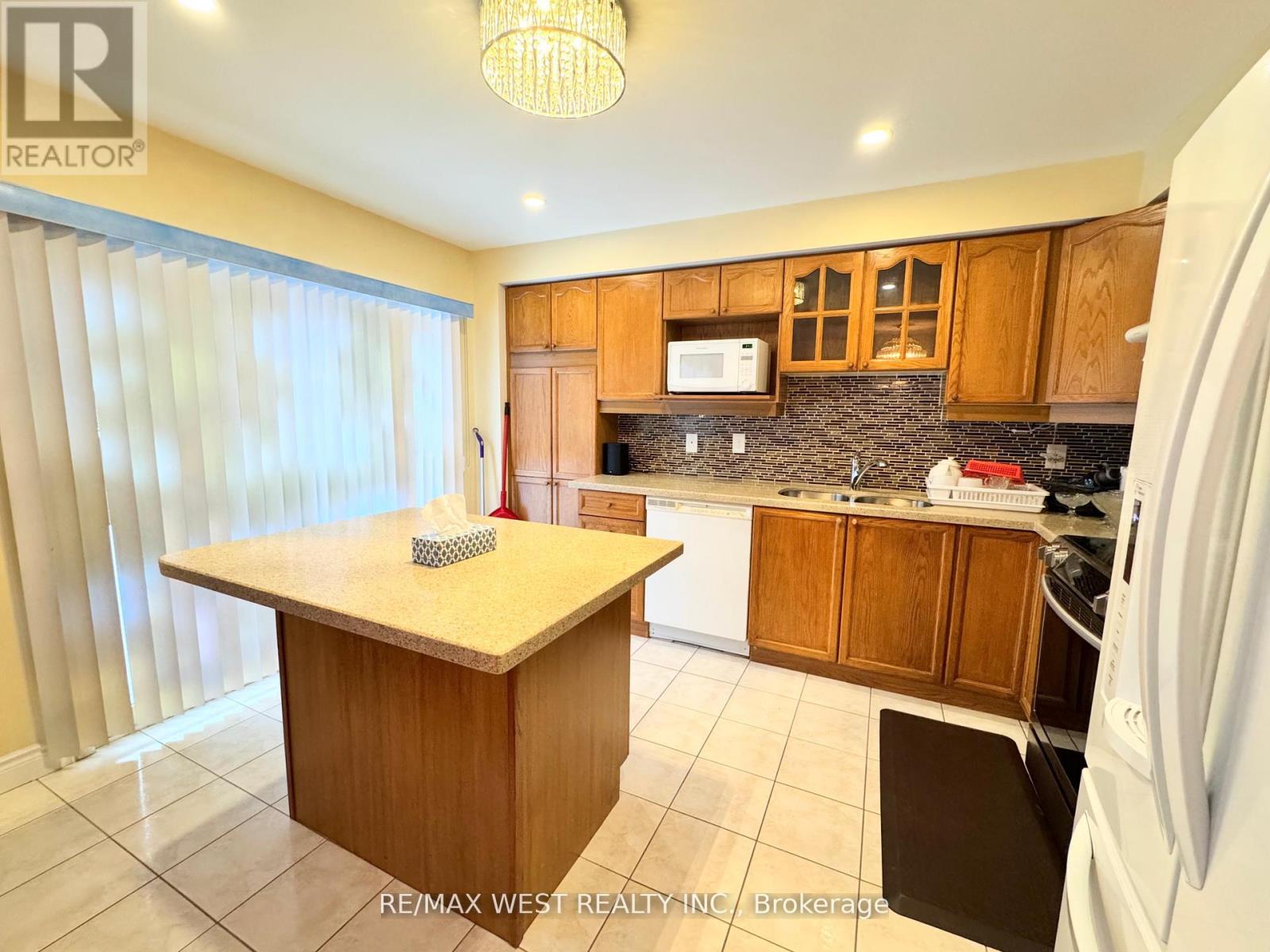 98 Four Seasons Circle, Brampton, Ontario  L7A 2A8 - Photo 13 - W12766584