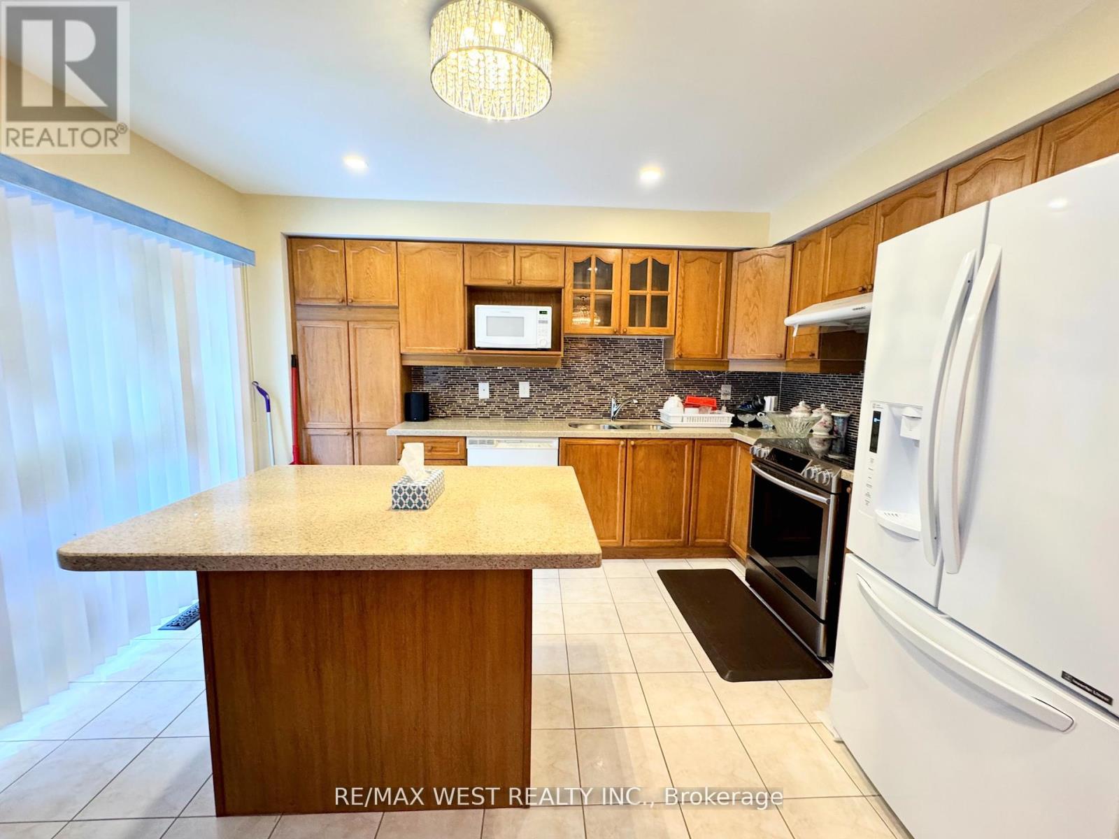 98 Four Seasons Circle, Brampton, Ontario  L7A 2A8 - Photo 14 - W12766584