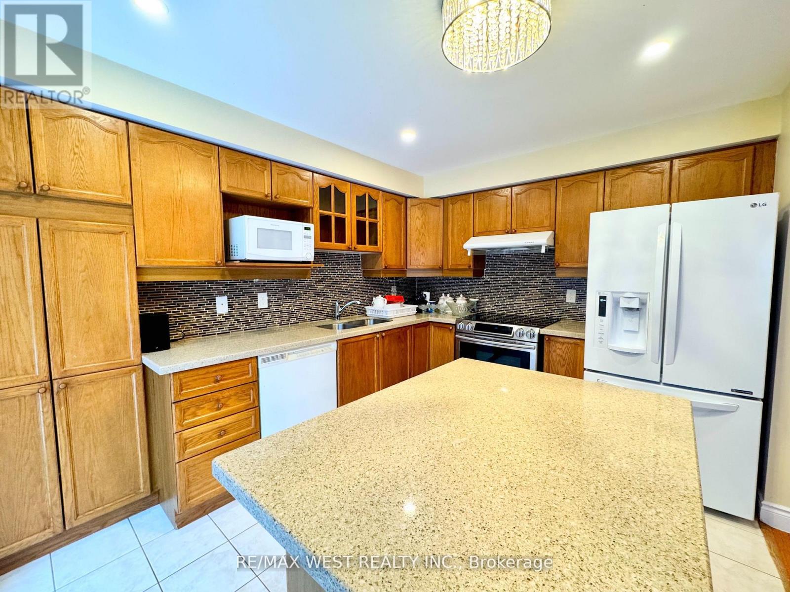 98 Four Seasons Circle, Brampton, Ontario  L7A 2A8 - Photo 15 - W12766584